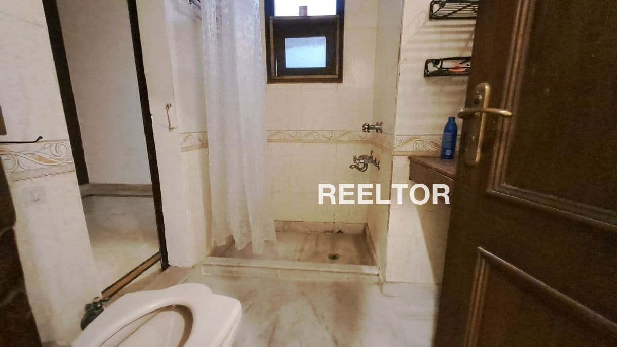 Villa For Rent In Haiderpur Saraswati Vihar